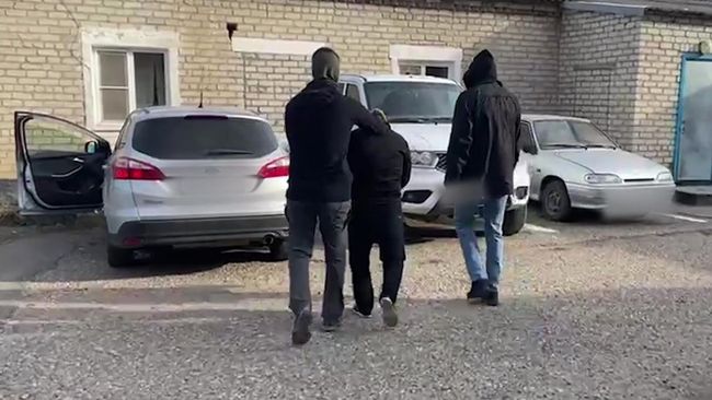 Сотрудники ФСБ задерживают причастного к нападениям в ходе второй Чеченской кампании на российских военнослужащих