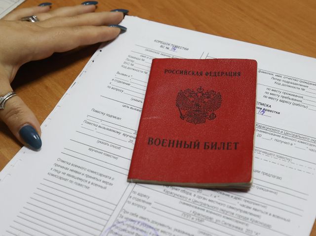 Военный билет и повестка на столе военного комиссариата Краснодара