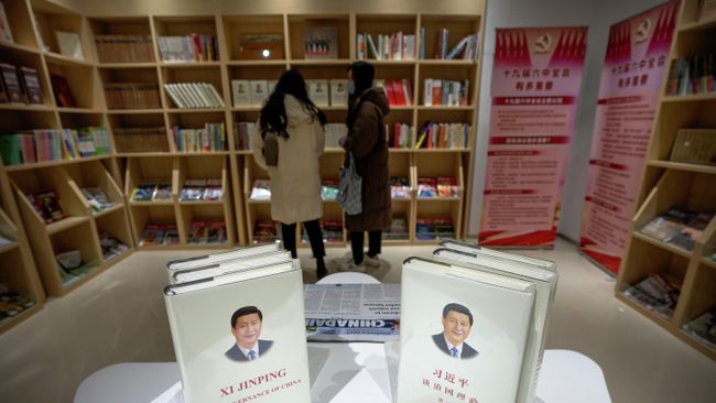 Книги президента Китая Си Цзиньпина Управление Китаем  в книжном магазине в Пекине