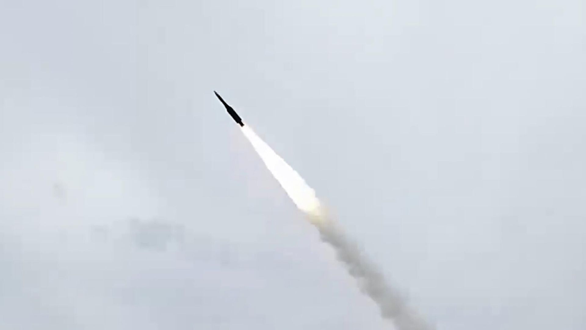 Пуск ракеты с корабля ВМФ РФ по украинским объектам военного управления и энергетики - РИА Новости, 1920, 22.10.2022