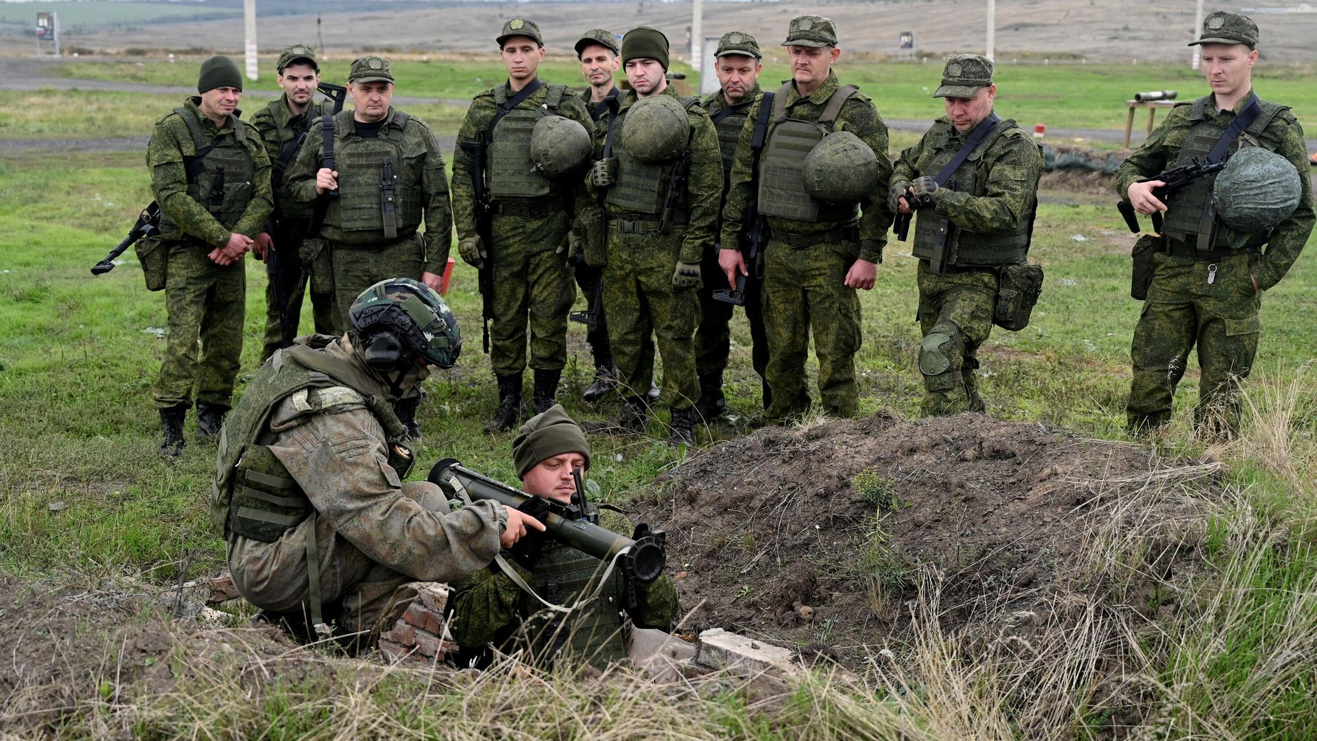 Мужчины, призванные на военную службу в ходе частичной мобилизации, проходят подготовку на полигоне в Ростовской области Мужчины, призванные на военную службу в ходе частичной мобилизации, проходят подготовку на полигоне в Ростовской области - РИА Новости, 1920, 13.10.2022