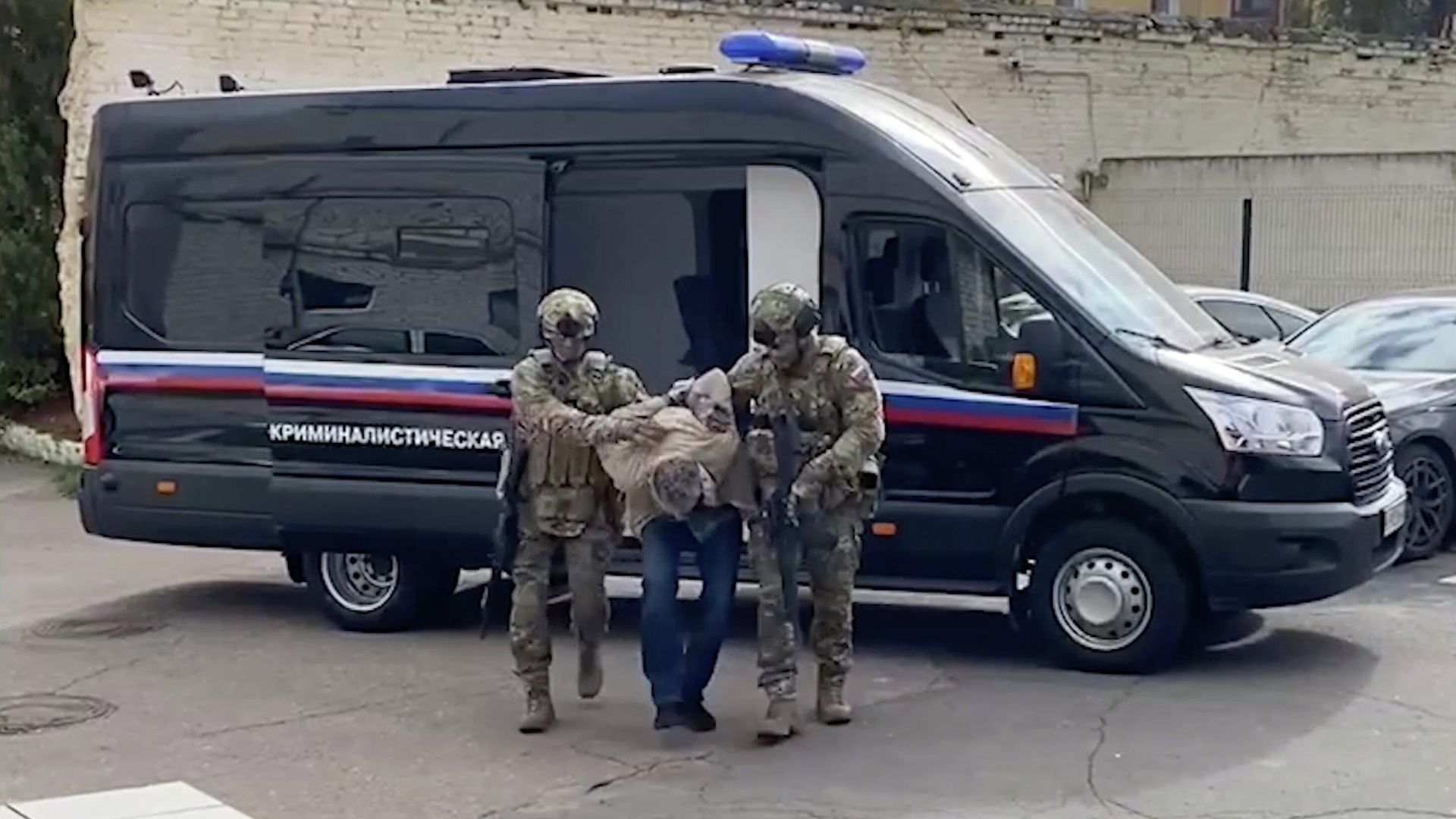 Сотрудники ФСБ задержали украинского диверсанта при подготовке теракта на транспортном терминале в Брянске. Кадр из видео Сотрудники ФСБ задержали украинского диверсанта при подготовке теракта на транспортном терминале в Брянске. Кадр из видео - РИА Новости, 1920, 24.10.2022