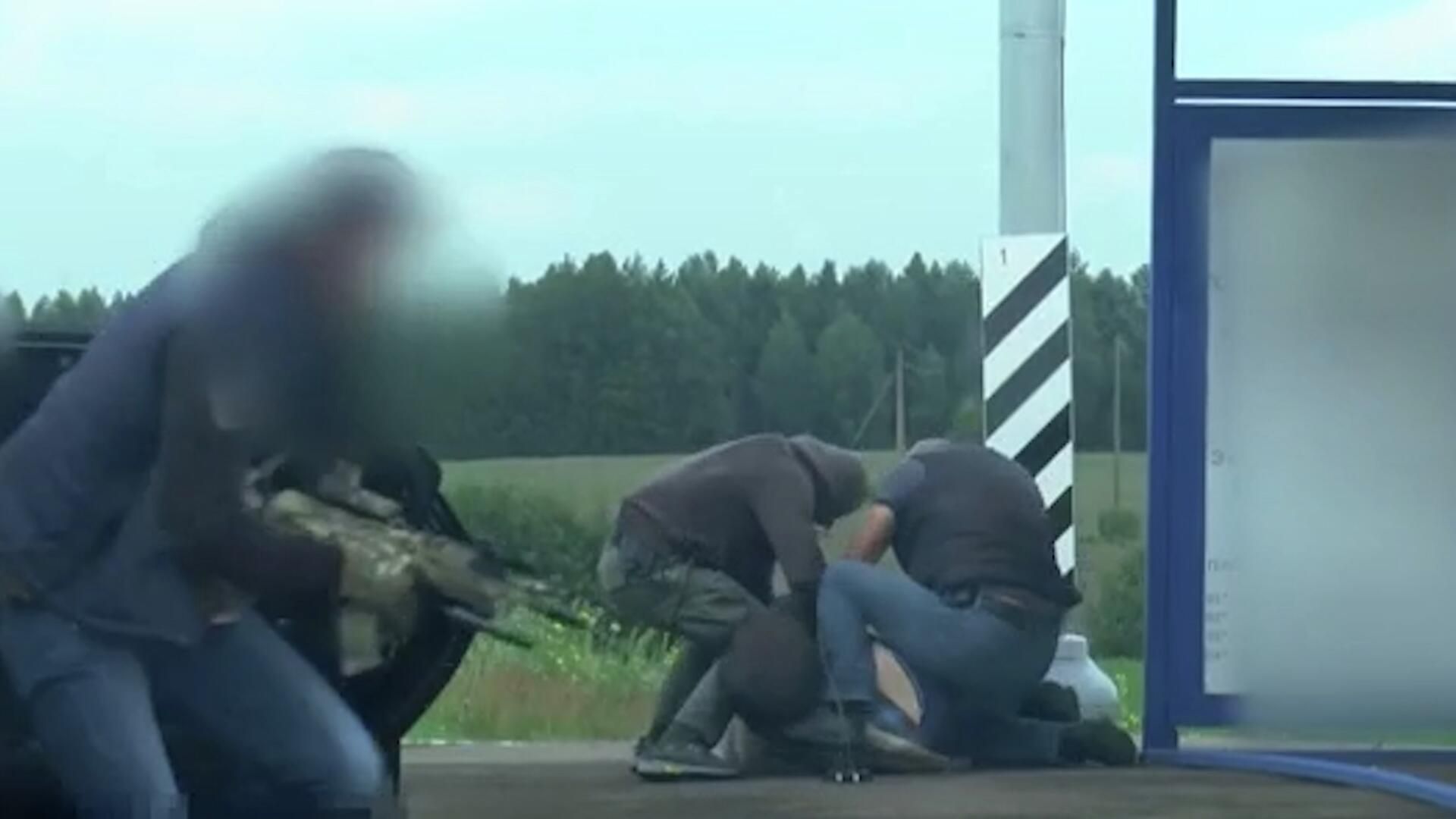 Кадры задержания подозреваемого в подготовке теракта на логистическом терминале в Брянске Кадры задержания подозреваемого в подготовке теракта на логистическом терминале в Брянске - РИА Новости, 1920, 12.10.2022