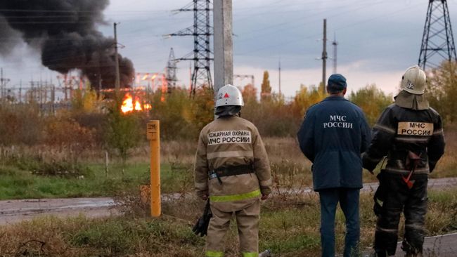 Сотрудники МЧС РФ неподалеку от места пожара на электроподстанции Шебекино после обстрела со стороны ВСУ