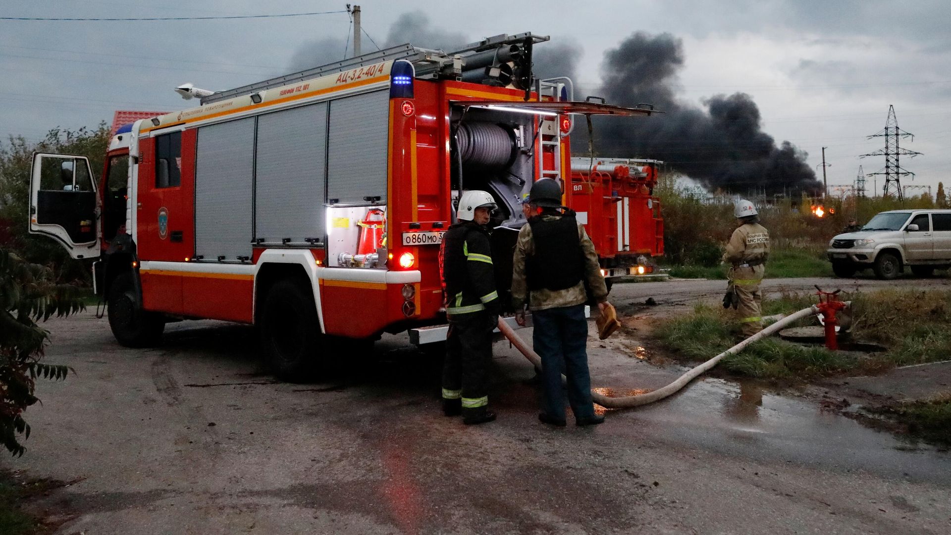 Пожарный расчет неподалеку от места обстрела со стороны ВСУ в Белгородской области Пожарный расчет неподалеку от места обстрела со стороны ВСУ в Белгородской области - РИА Новости, 1920, 06.07.2024