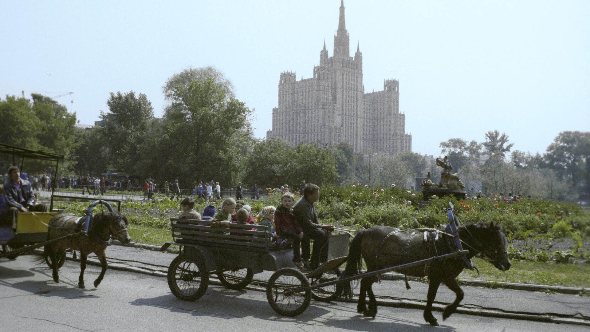 Круг катания на пони в Московском зоопарке Круг катания на пони в Московском зоопарке - РИА Новости, 1920, 25.12.2022