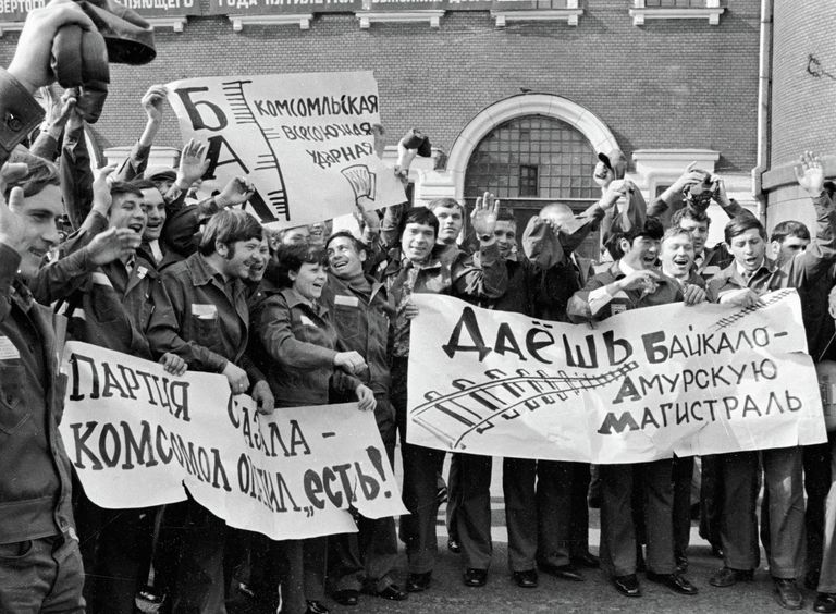 Комсомольцы отправляются на строительство БАМа Комсомольцы отправляются на строительство БАМа