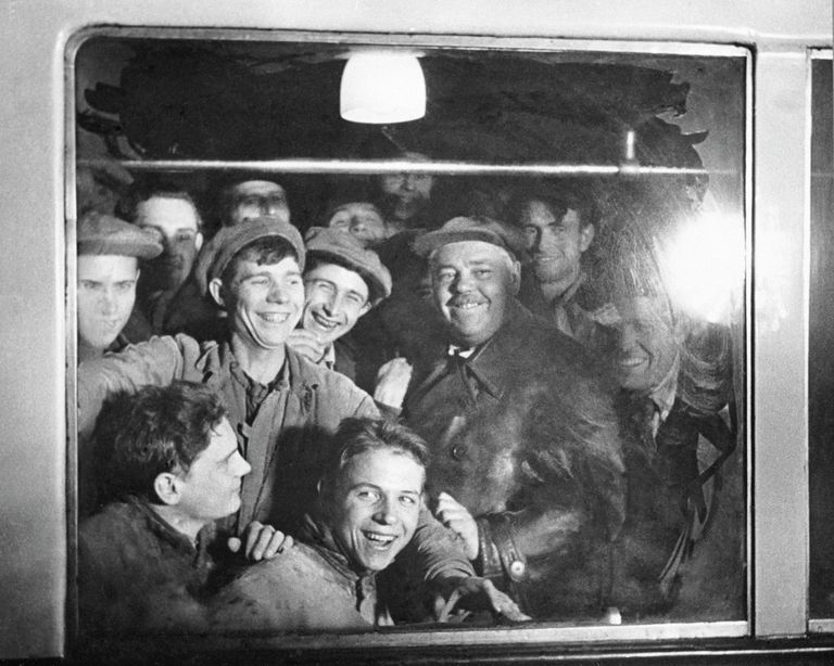 Строители московского метро стали первыми его пассажирами, 1935 год Строители московского метро стали первыми его пассажирами, 1935 год