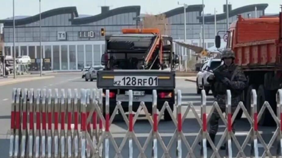 Бронетехника и отряд полиции дежурят у аэропорта Астаны. 12 октября 2022 Бронетехника и отряд полиции дежурят у аэропорта Астаны. 12 октября 2022 - РИА Новости, 1920, 12.10.2022