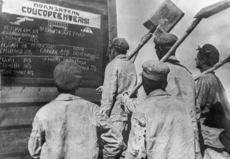 Рабочие - строители Магнитогорского металлургического комбината у стенда с результатами соцсоревнования Рабочие - строители Магнитогорского металлургического комбината у стенда с результатами соцсоревнования
