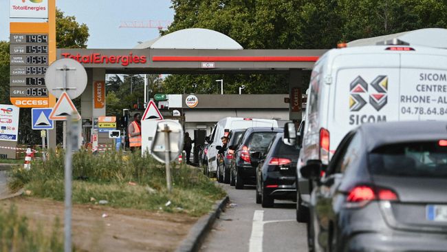 Автомобили в очереди на заправочной станции TotalEnergies в Броне, Франция 