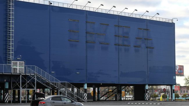Следы от демонтированной вывески магазина IKEA на фасаде здания ТРЦ МЕГА в Новосибирске