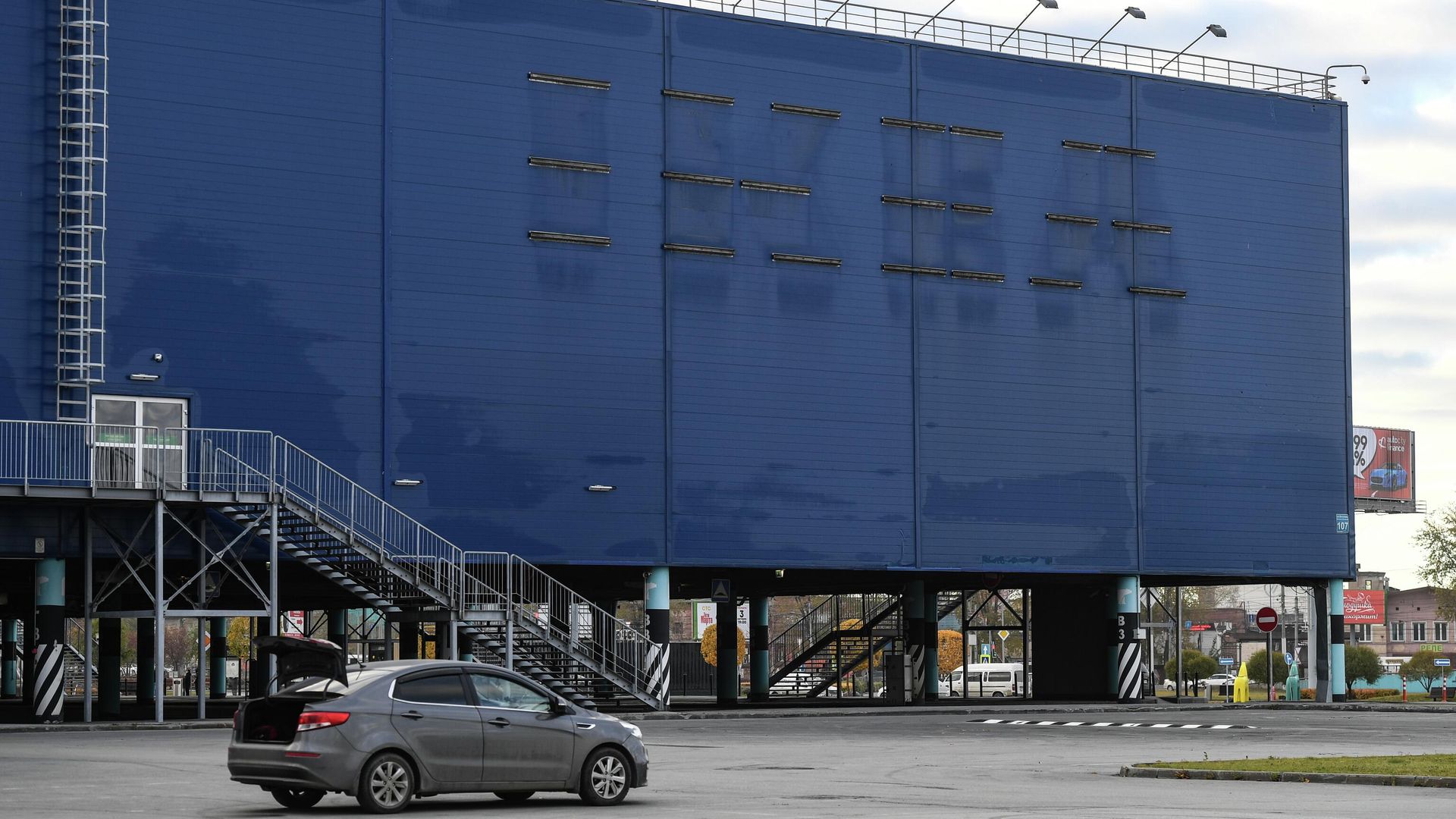 Следы от демонтированной вывески магазина IKEA на фасаде здания ТРЦ МЕГА в Новосибирске - РИА Новости, 1920, 21.08.2025