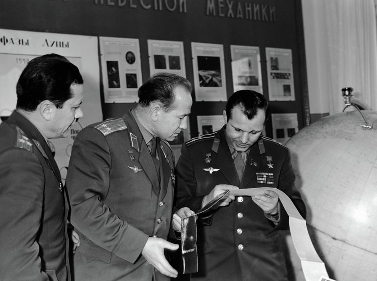 Летчики-космонавты СССР Павел Попович, Алексей Леонов и Юрий Гагарин изучают первое изображение поверхности Луны, полученное с автоматической межпланетной станции Луна-9 Летчики-космонавты СССР Павел Попович, Алексей Леонов и Юрий Гагарин изучают первое изображение поверхности Луны, полученное с автоматической межпланетной станции Луна-9