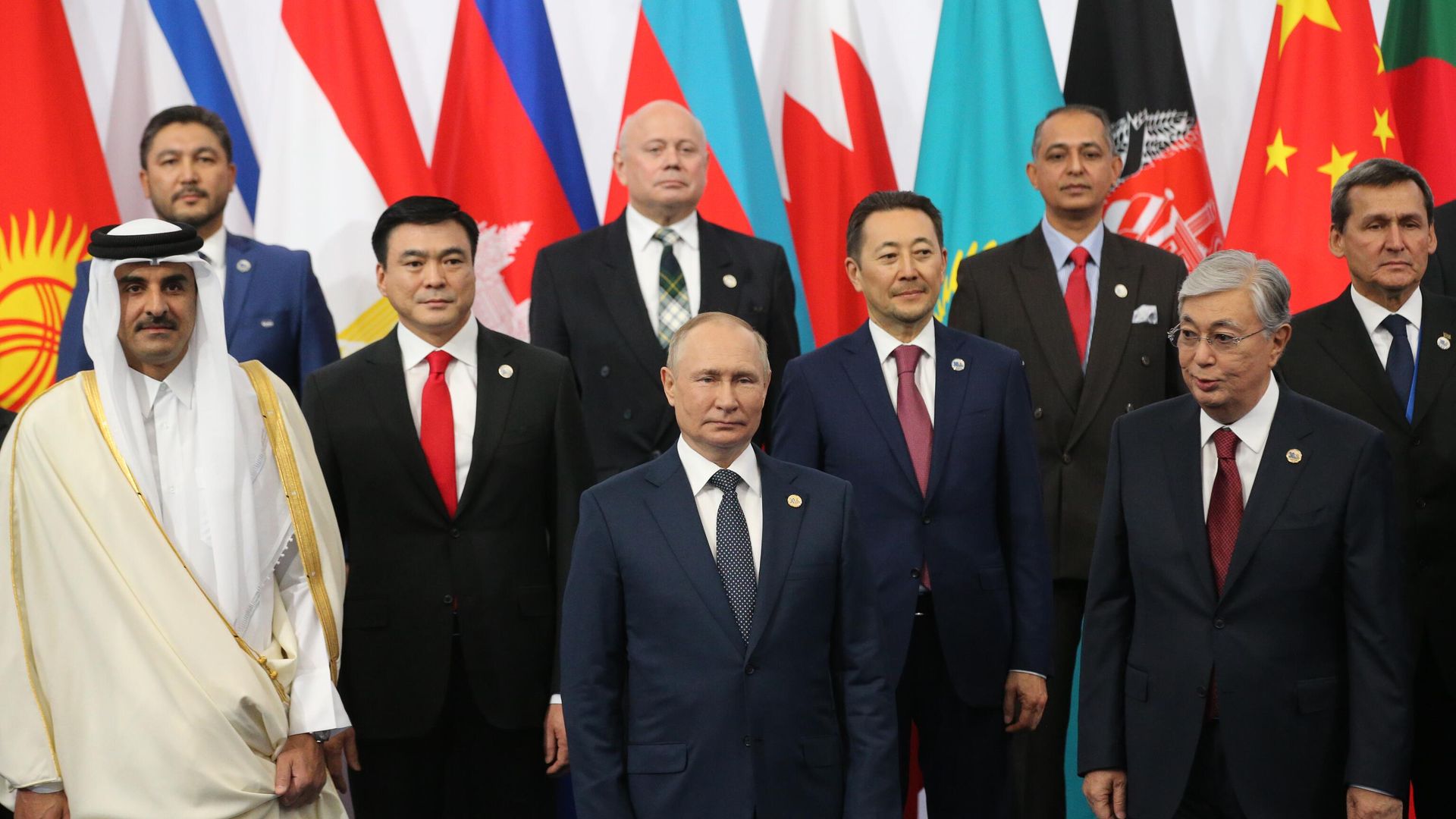 Президент России Владимир Путин на церемонии совместного фотографирования глав делегаций государств и международных организаций, принимающих участие в VI саммите Совещания по взаимодействию и мерам доверия в Азии в Астане - РИА Новости, 1920, 13.10.2022