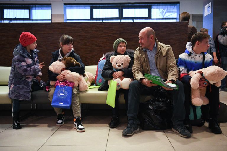 Встреча детей из Луганской Народной Республики и передача их приёмным родителям в аэропорту Толмачево в Новосибирске Встреча детей из Луганской Народной Республики и передача их приёмным родителям в аэропорту Толмачево в Новосибирске