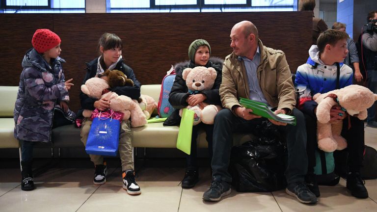 Встреча детей из Луганской Народной Республики и передача их приёмным родителям в аэропорту Толмачево в Новосибирске Встреча детей из Луганской Народной Республики и передача их приёмным родителям в аэропорту Толмачево в Новосибирске