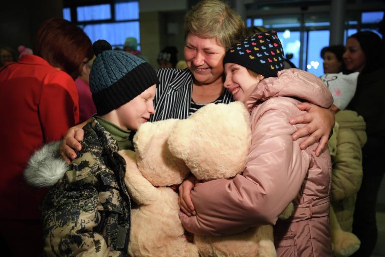 Встреча детей из Луганской Народной Республики и передача их приёмным родителям в аэропорту Толмачево в Новосибирске Встреча детей из Луганской Народной Республики и передача их приёмным родителям в аэропорту Толмачево в Новосибирске