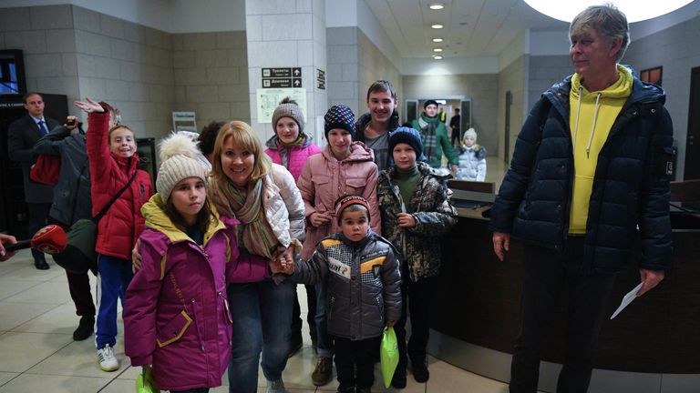 Встреча детей из Луганской Народной Республики и передача их приёмным родителям в аэропорту Толмачево в Новосибирске Встреча детей из Луганской Народной Республики и передача их приёмным родителям в аэропорту Толмачево в Новосибирске