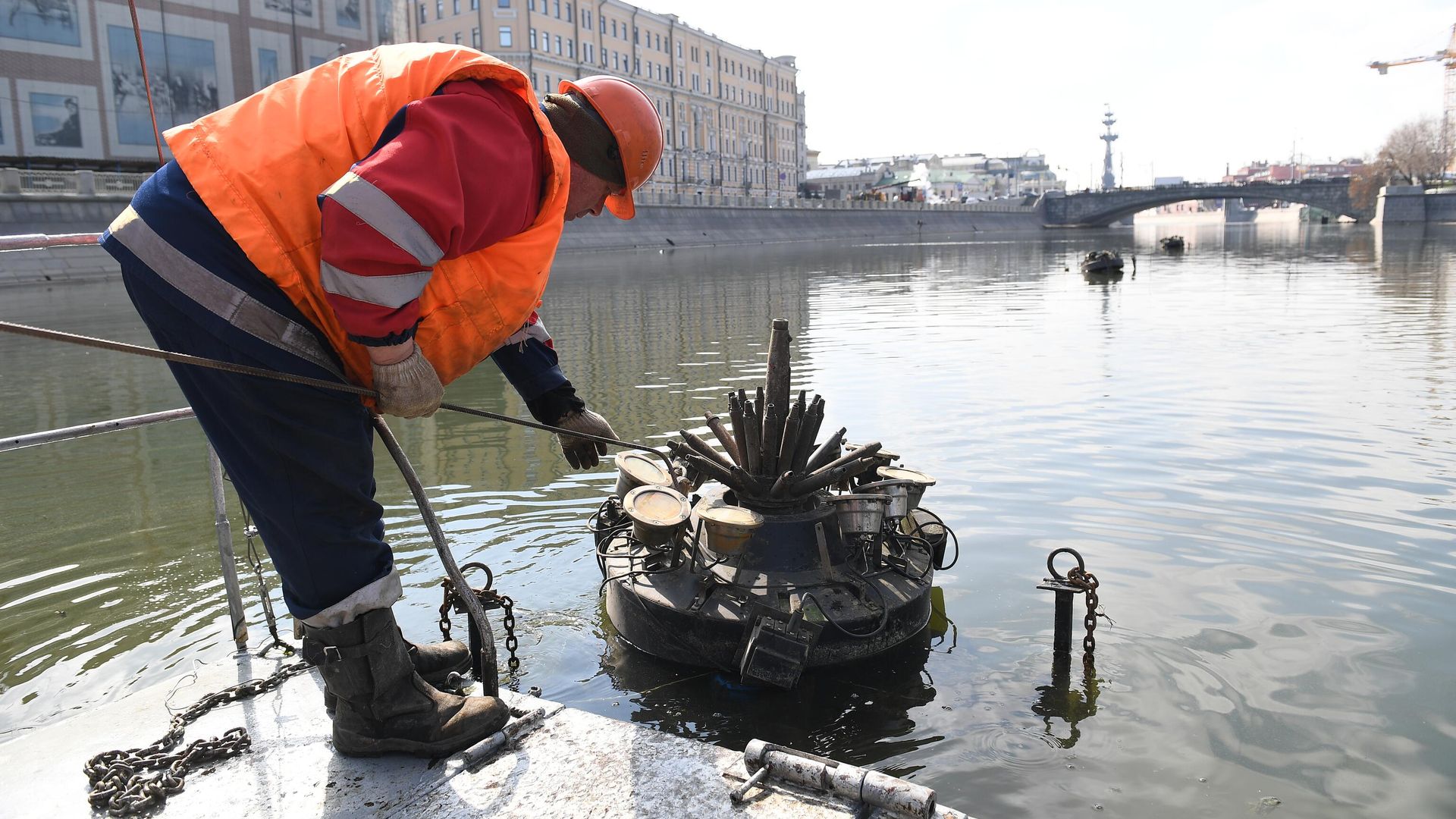 Плавающий фонтан на Водоотводном канале возле пешеходного Третьяковского моста Плавающий фонтан на Водоотводном канале возле пешеходного Третьяковского моста - РИА Новости, 1920, 13.10.2022
