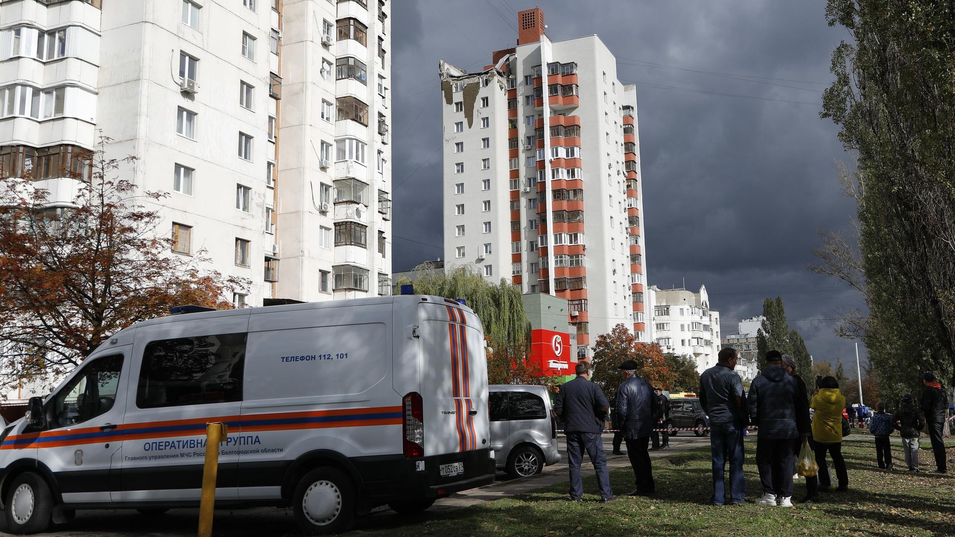 Автомобили специальных служб возле жилого дома в Белгороде, поврежденного в результате обстрела ВСУ Автомобили специальных служб возле жилого дома в Белгороде, поврежденного в результате обстрела ВСУ - РИА Новости, 1920, 01.02.2023