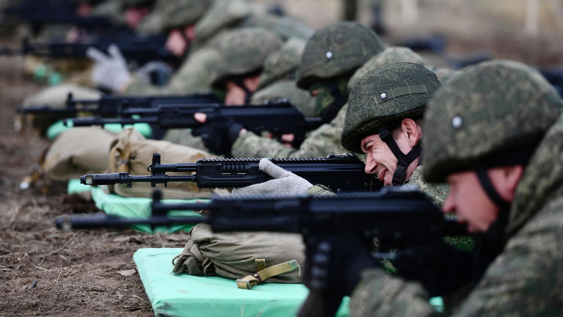 Военнослужащие из числа мобилизованных на занятиях по военной подготовке - РИА Новости, 1920, 18.10.2022