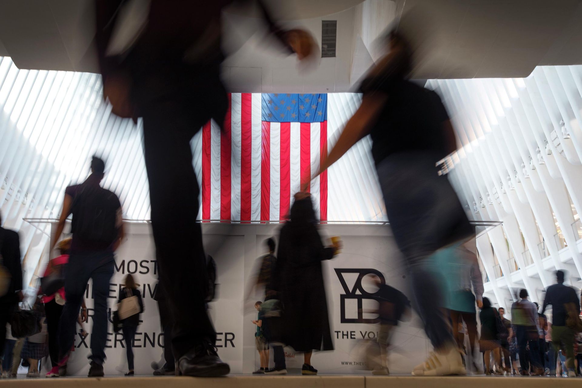 Люди идут мимо флага США в Нью-Йорке Люди идут мимо флага США в Нью-Йорке - РИА Новости, 1920, 16.07.2024