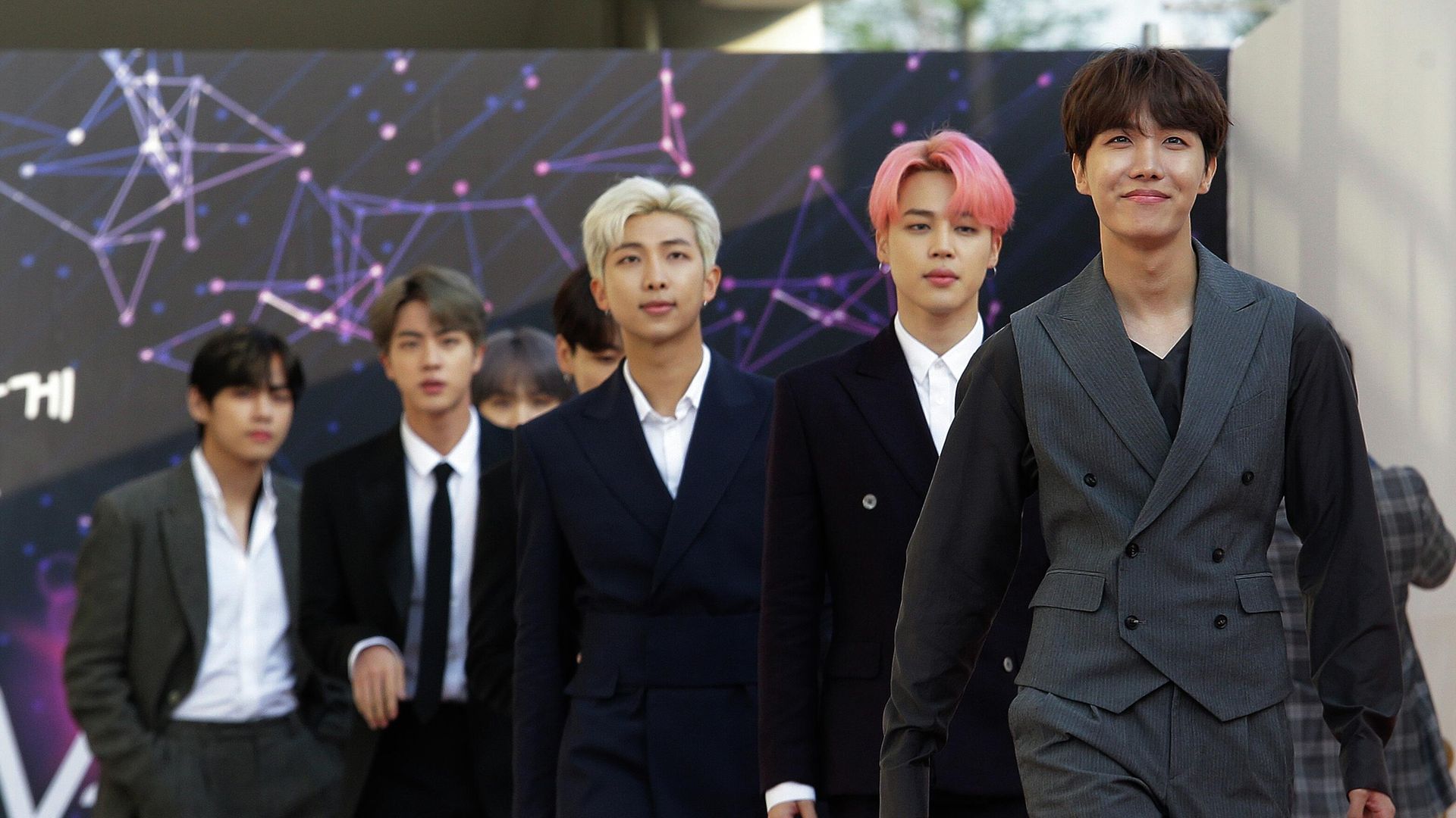Участники южнокорейской K-Pop группы BTS прибывают на церемонию The Fact Music Awards в Инчхоне, Южная Корея Участники южнокорейской K-Pop группы BTS прибывают на церемонию The Fact Music Awards в Инчхоне, Южная Корея - РИА Новости, 1920, 17.10.2022