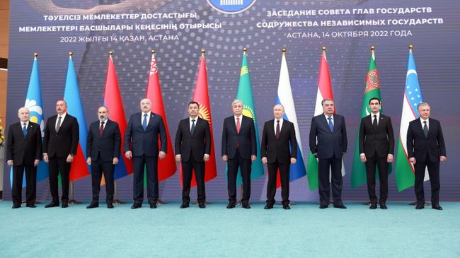 Церемония совместного фотографирования глав государств - участников Содружества Независимых Государств