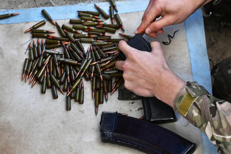 Военнослужащий добровольческого батальона имени Судоплатова на занятиях по стрельбе из боевого оружия на полигоне в Запорожской области Военнослужащий добровольческого батальона имени Судоплатова на занятиях по стрельбе из боевого оружия на полигоне в Запорожской области