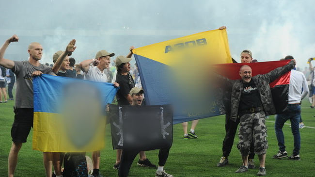 Националисты среди футбольных фанатов на финале Кубка Украины между командами Динамо — Шахтер. Националисты среди футбольных фанатов на финале Кубка Украины между командами Динамо — Шахтер.