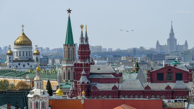 Вид на храм Христа Спасителя, Московский Кремль и Государственный исторический музей
