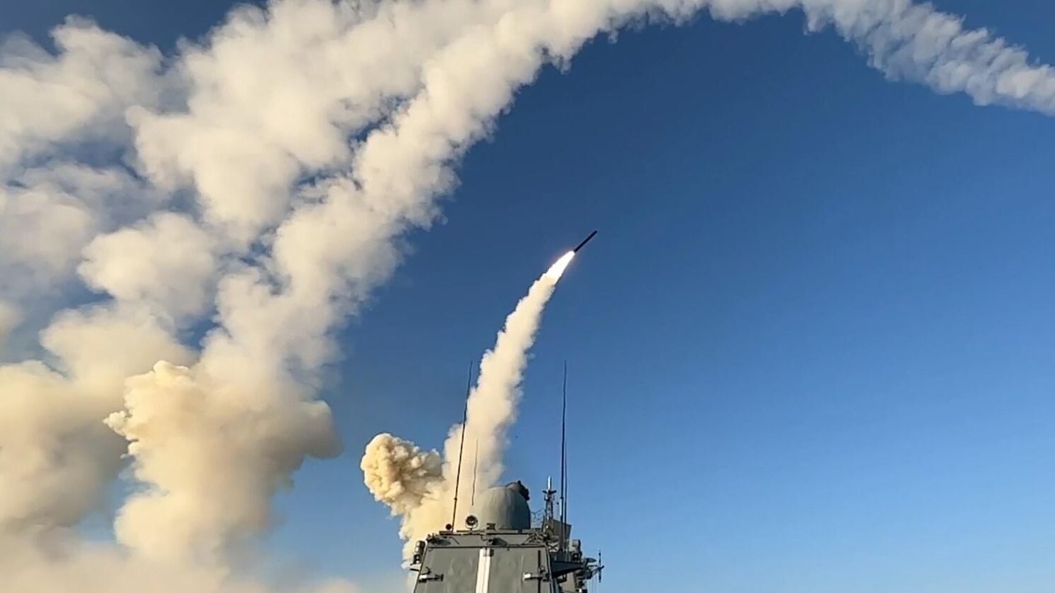 Пуск ракет с корабля ВМФ России по арсеналу с западным оружием во Львовской области - РИА Новости, 1920, 24.11.2022