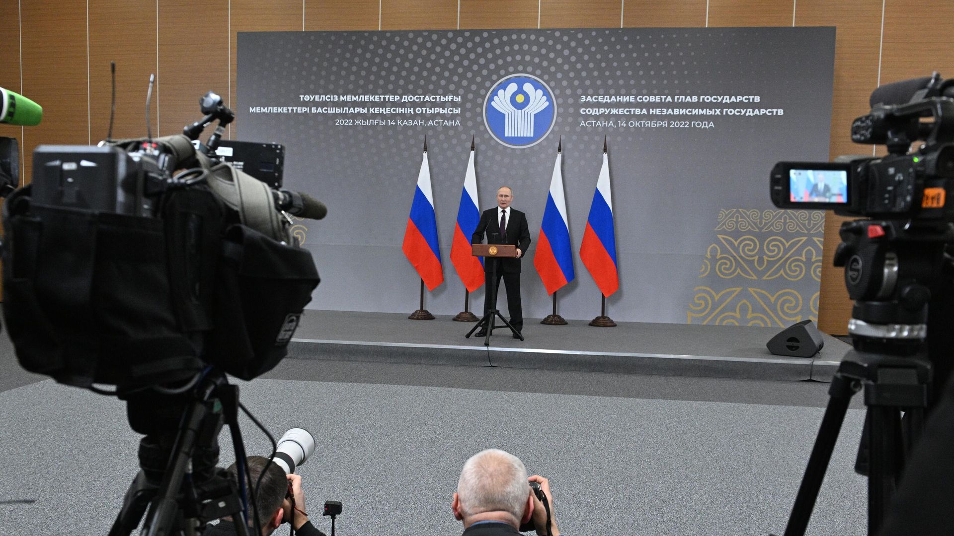 Президент РФ Владимир Путин во время подхода к прессе по итогам саммит Россия - Центральная Азия в Астане Президент РФ Владимир Путин во время подхода к прессе по итогам саммит Россия - Центральная Азия в Астане - РИА Новости, 1920, 14.10.2022