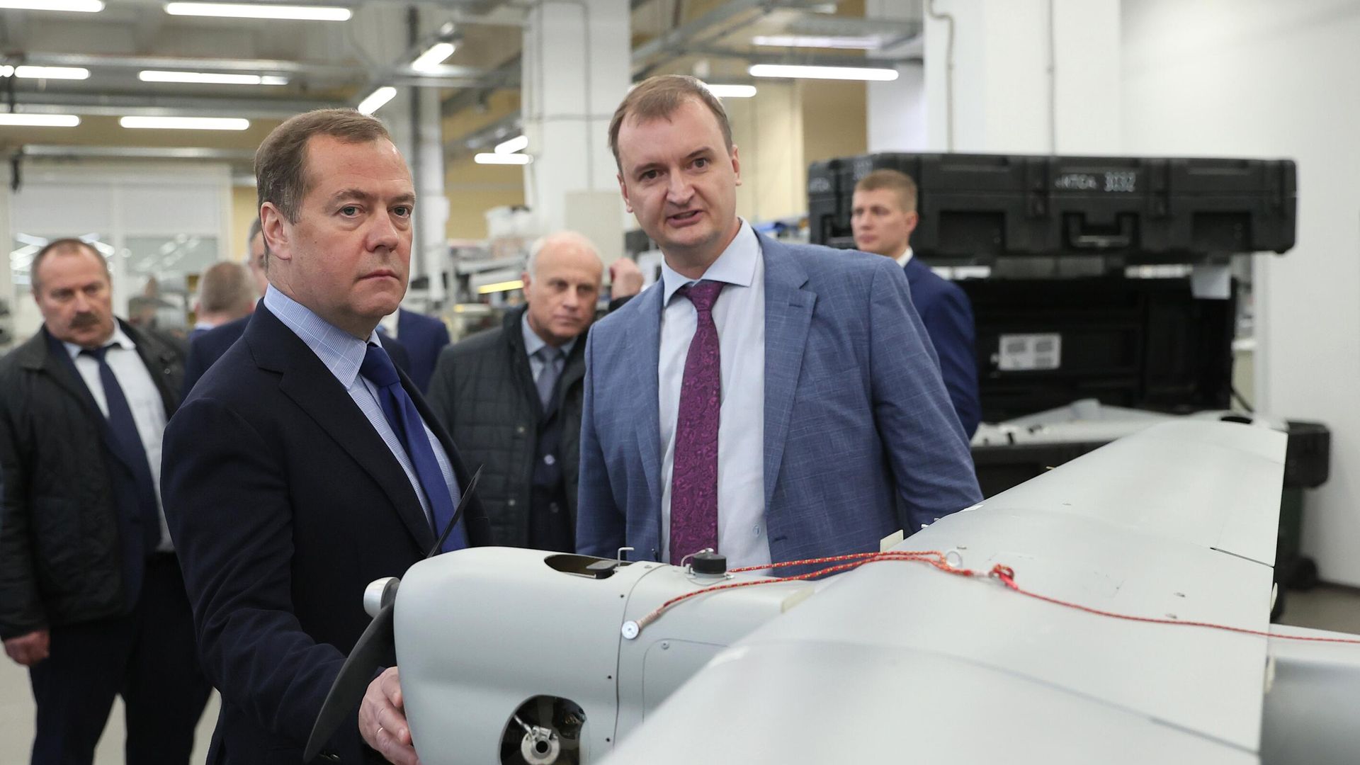 Дмитрий Медведев и начальник производства беспилотных летательных аппаратов Никита Морщакин в ходе посещения Специального технологического центра в Санкт-Петербурге Дмитрий Медведев и начальник производства беспилотных летательных аппаратов Никита Морщакин в ходе посещения Специального технологического центра в Санкт-Петербурге - РИА Новости, 1920, 14.10.2022