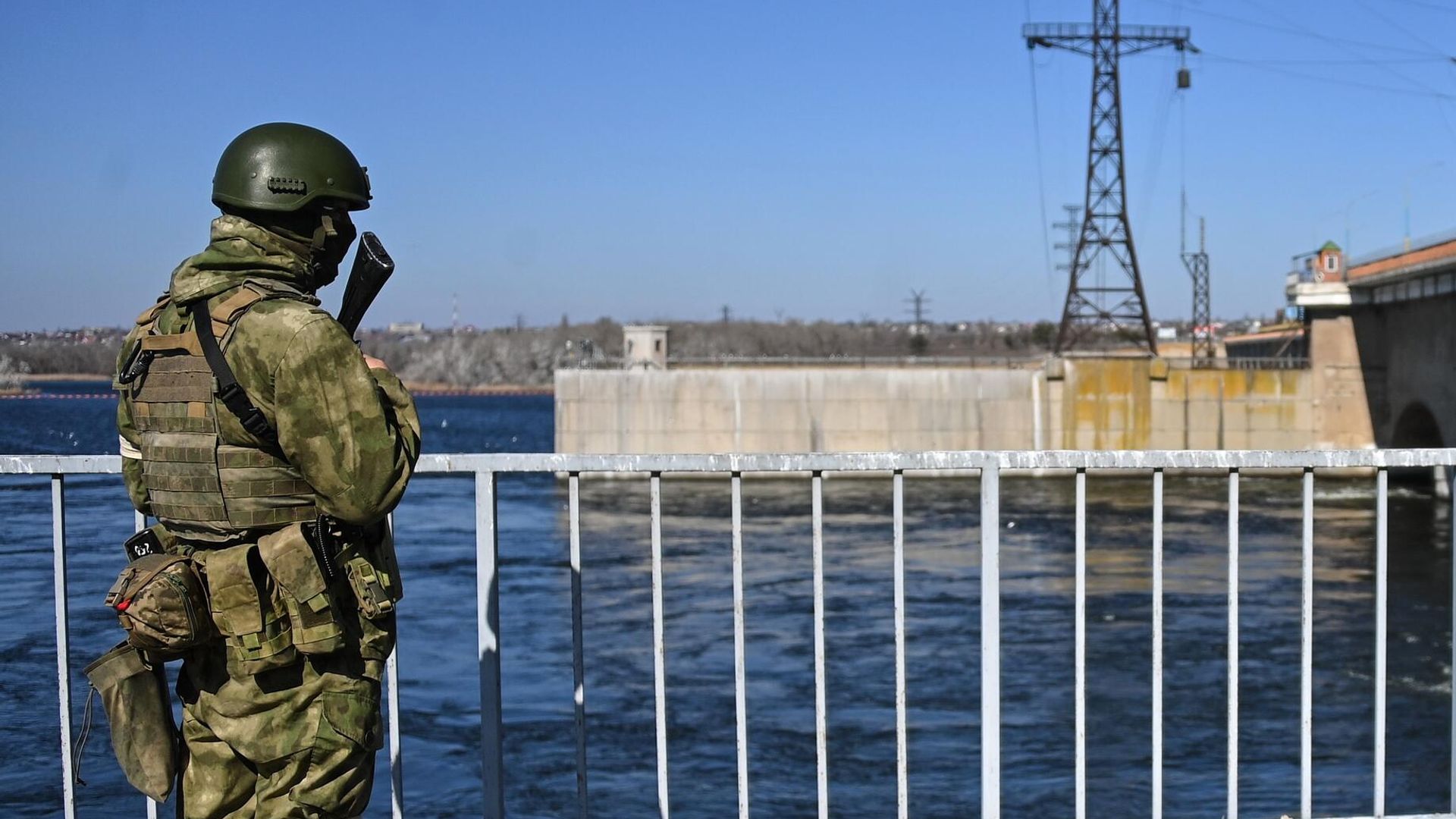 Сотрудник Росгвардии охраняет здание Каховской ГЭС в Новой Каховке - РИА Новости, 1920, 24.10.2022