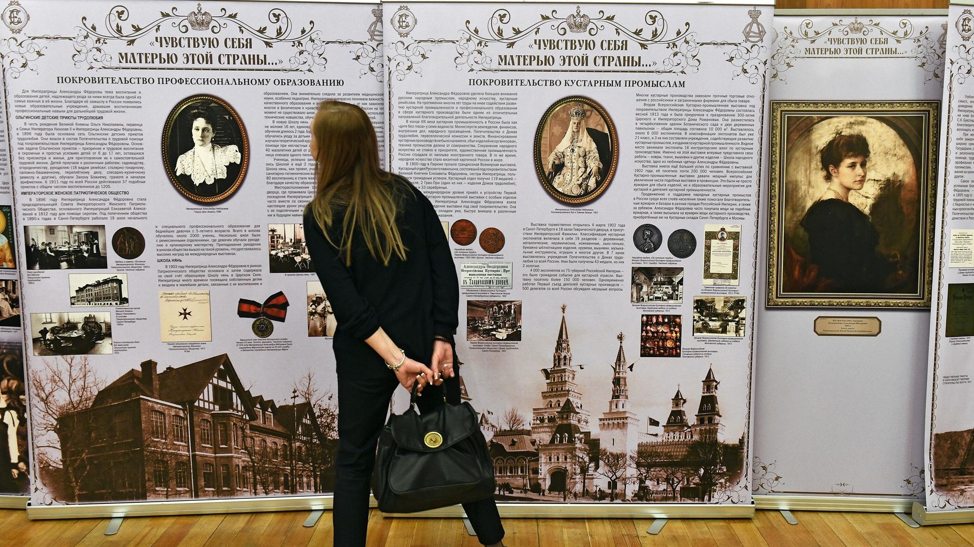 Посетительница благотворительной акции Белый цветок в рамках открытия музейно-выставочного центра Сергиев скит Посетительница благотворительной акции Белый цветок в рамках открытия музейно-выставочного центра Сергиев скит - РИА Новости, 1920, 15.10.2022