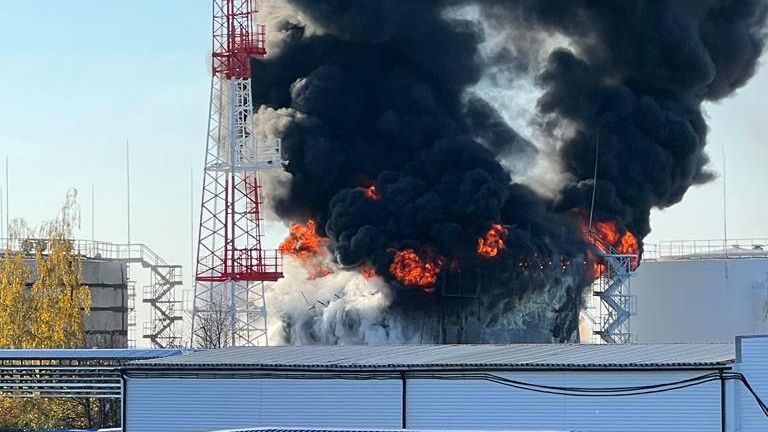 Пожар на нефтебазе в Белгородском районе после обстрела со стороны ВСУ Пожар на нефтебазе в Белгородском районе после обстрела со стороны ВСУ - РИА Новости, 1920, 06.11.2022