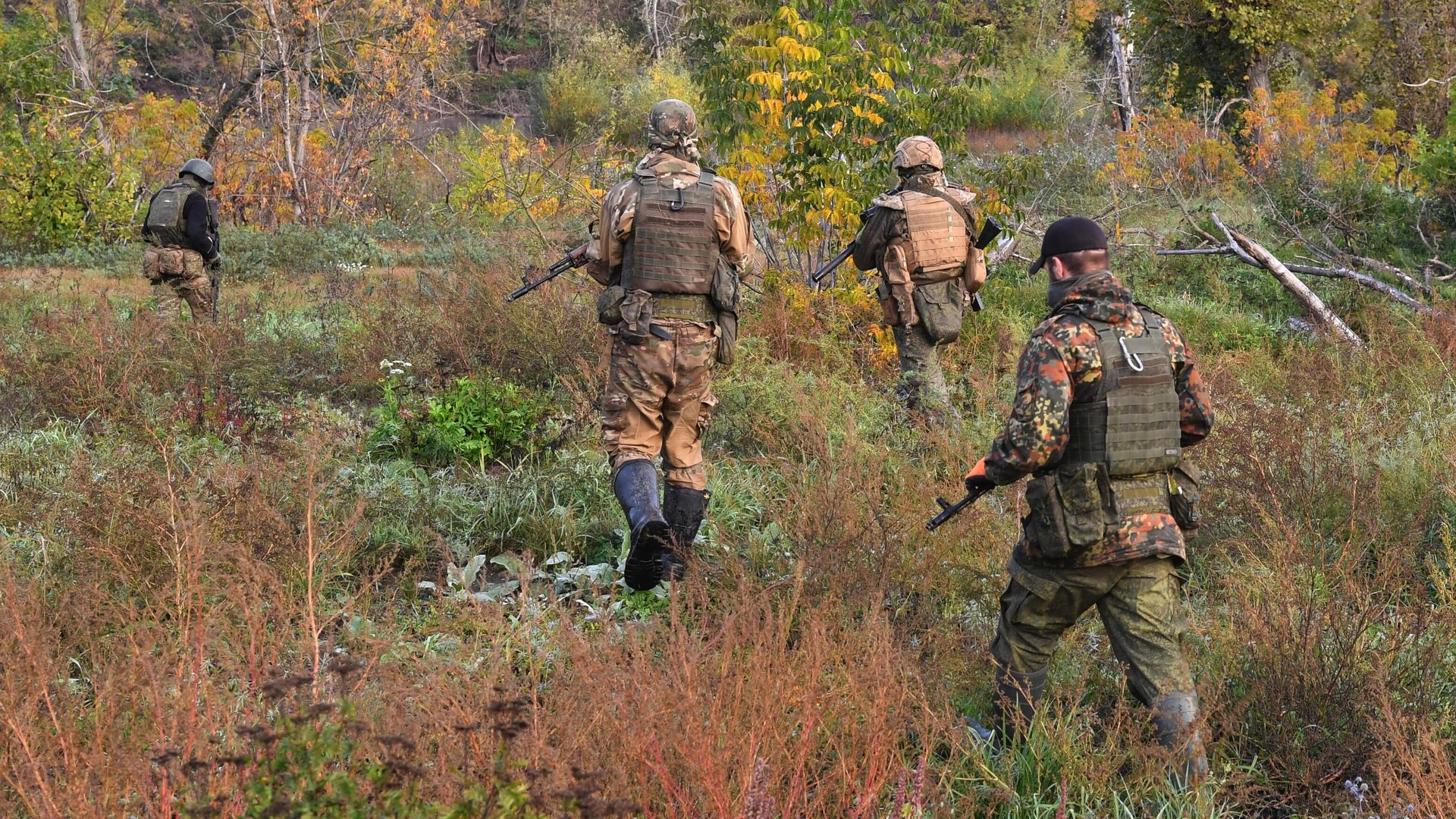 Разведчики ЧВК Вагнер производят разведку местности на линии боевого соприкосновения Разведчики ЧВК Вагнер производят разведку местности на линии боевого соприкосновения - РИА Новости, 1920, 11.07.2024