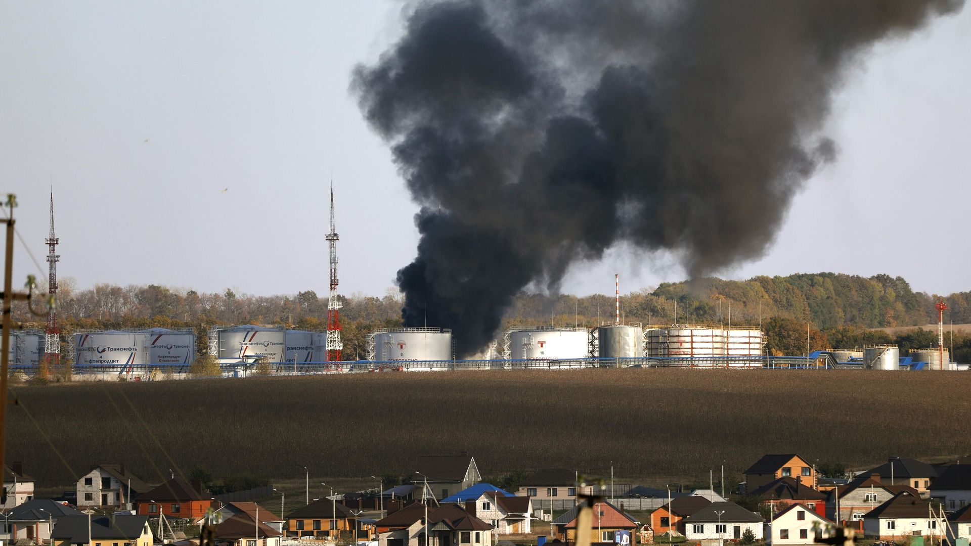 Пожар на нефтебазе в поселке Разумное Белгородской области, возникший после обстрела ВСУ Пожар на нефтебазе в поселке Разумное Белгородской области, возникший после обстрела ВСУ - РИА Новости, 1920, 15.10.2022