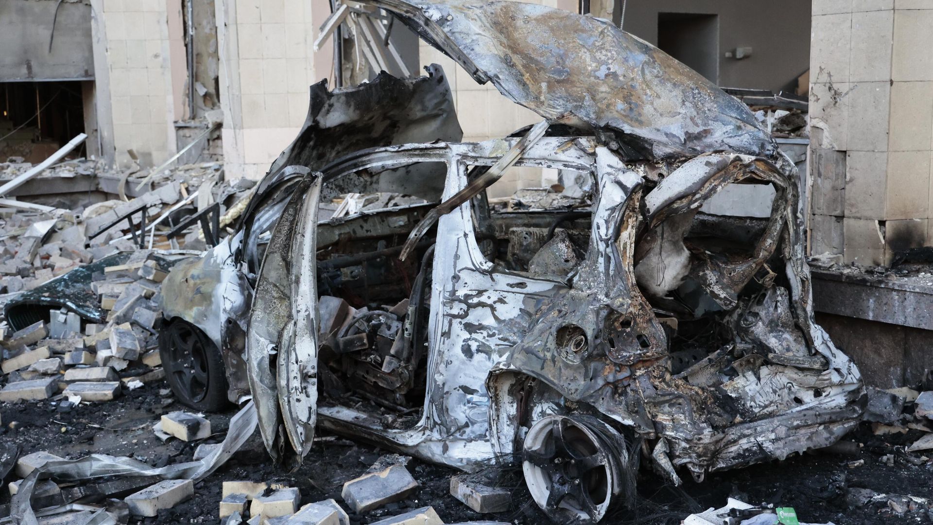 Уничтоженный автомобиль в центре Донецка, поврежденного в результате обстрела со стороны ВСУ Уничтоженный автомобиль в центре Донецка, поврежденного в результате обстрела со стороны ВСУ - РИА Новости, 1920, 25.10.2022
