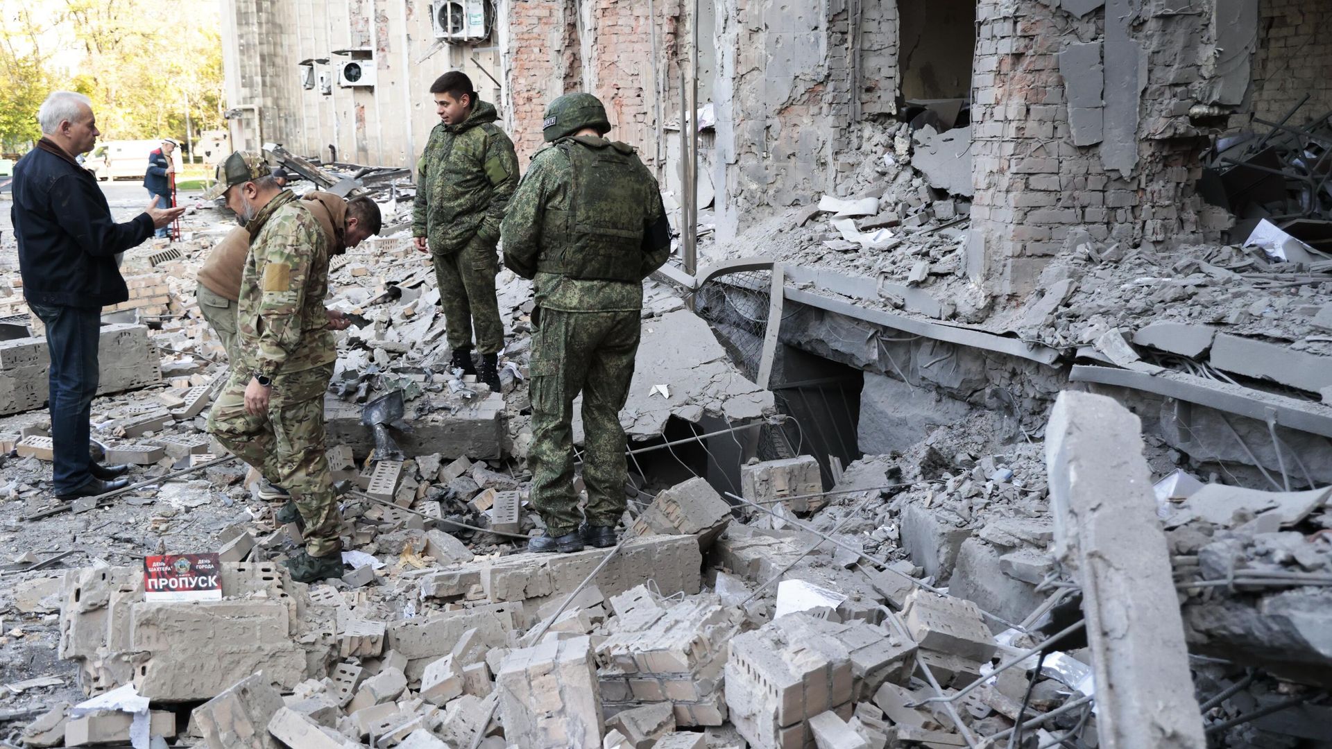 Следователи СК РФ на месте пострадавшего в результате обстрела со стороны ВСУ здания городской администрации в центре Донецка Следователи СК РФ на месте пострадавшего в результате обстрела со стороны ВСУ здания городской администрации в центре Донецка - РИА Новости, 1920, 16.10.2022