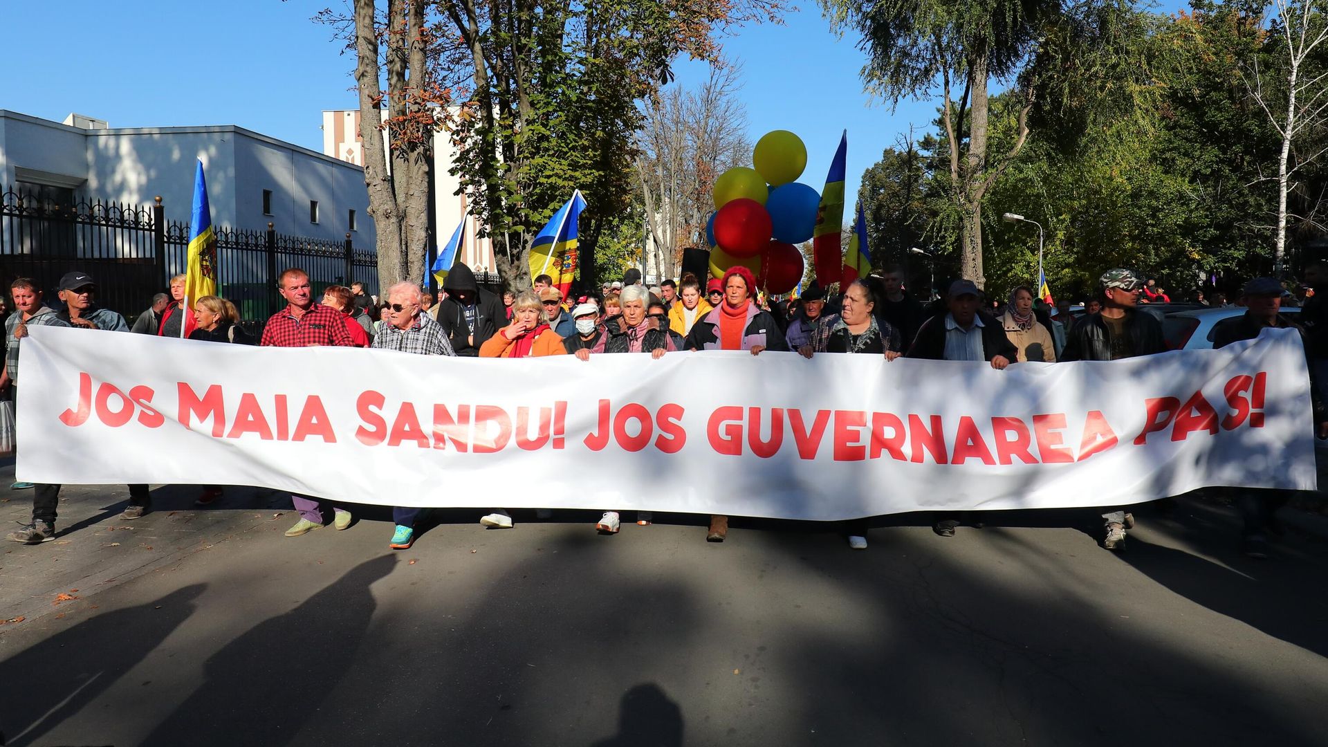Участники антиправительственной акции протеста, организованной оппозиционной партией Шор, неподалеку от здания парламента Молдовы в Кишиневе - РИА Новости, 1920, 04.11.2022