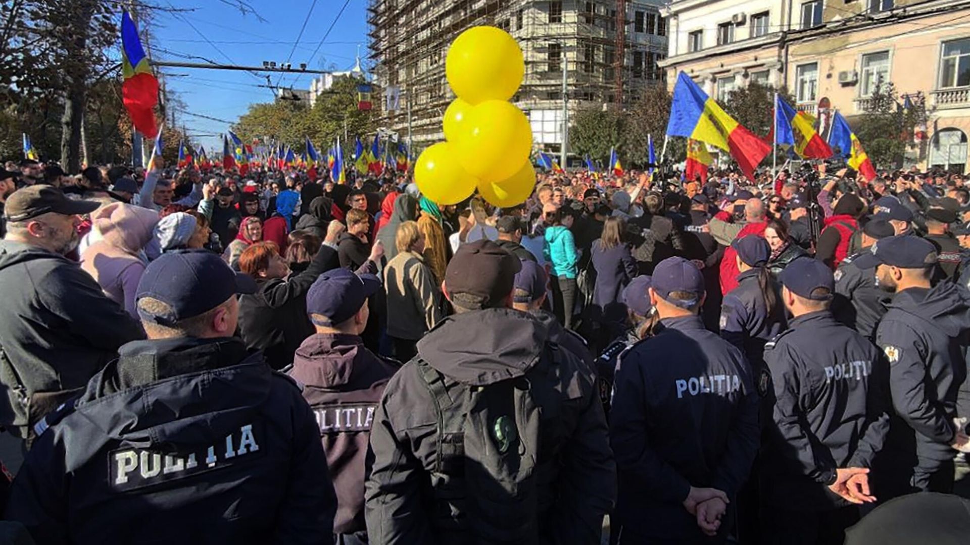 Участники антиправительственной акции протеста, организованной оппозиционной партией Шор, неподалеку от парламента Молдовы в Кишиневе Участники антиправительственной акции протеста, организованной оппозиционной партией Шор, неподалеку от парламента Молдовы в Кишиневе - РИА Новости, 1920, 16.10.2022