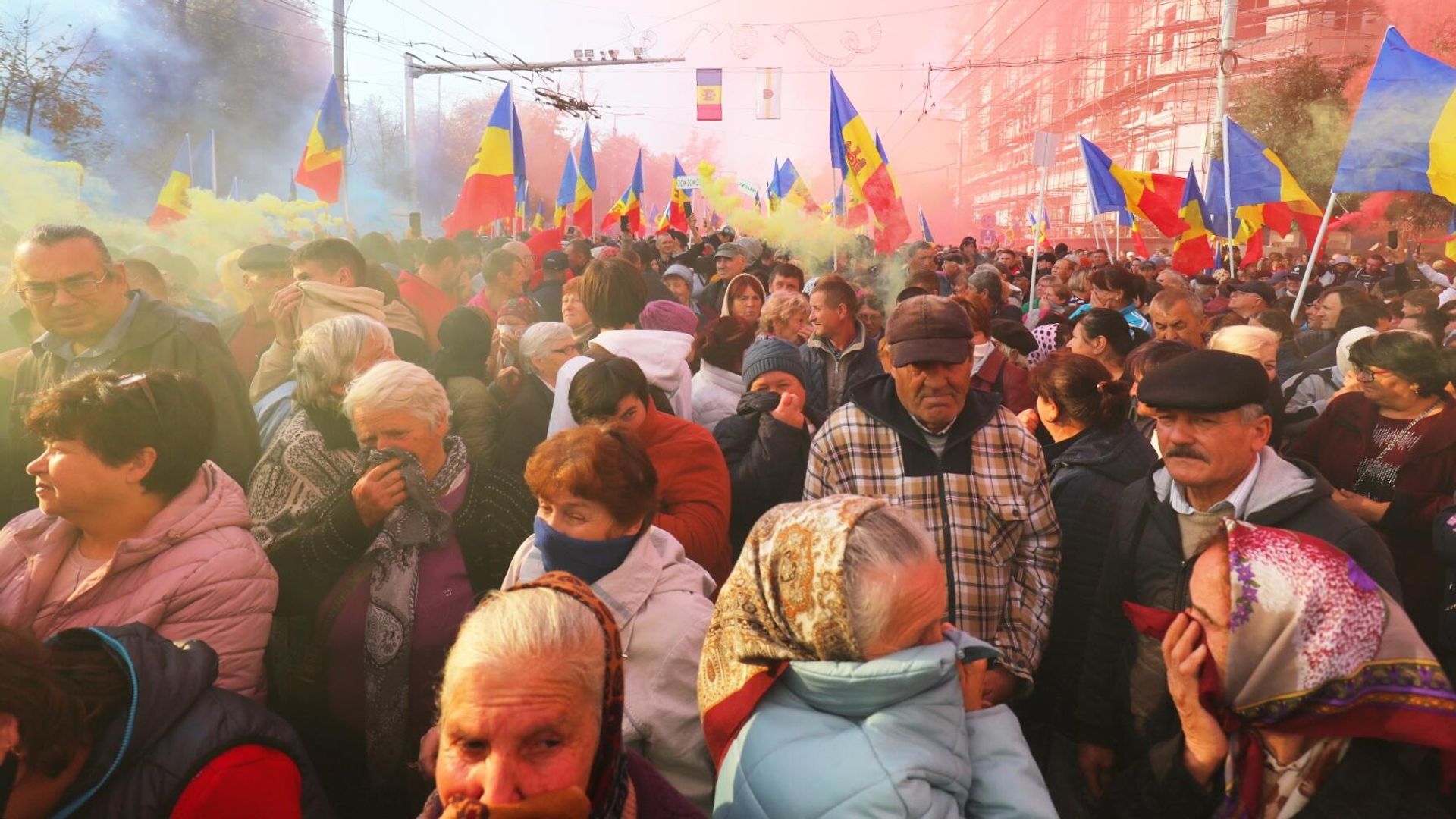 Участники антиправительственной акции протеста, организованной оппозиционной партией Шор, неподалеку от парламента Молдовы в Кишиневе Участники антиправительственной акции протеста, организованной оппозиционной партией Шор, неподалеку от парламента Молдовы в Кишиневе - РИА Новости, 1920, 06.11.2022