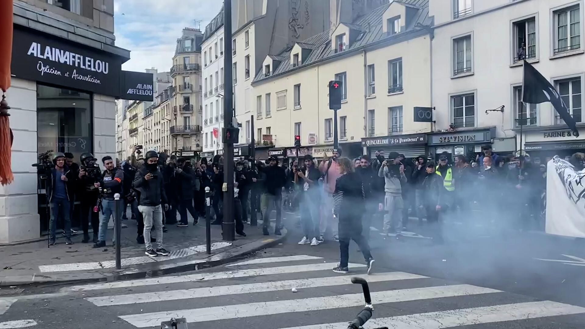 Радикалы на протестной акции в Париже Радикалы на протестной акции в Париже - РИА Новости, 1920, 16.10.2022