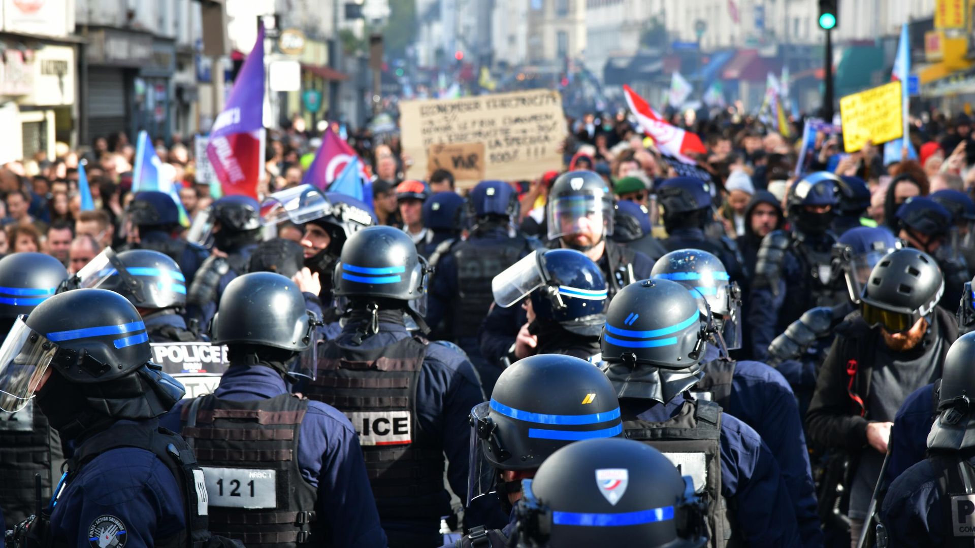 Сотрудники полиции и участники акции протеста в центре Парижа Сотрудники полиции и участники акции протеста в центре Парижа - РИА Новости, 1920, 11.02.2023