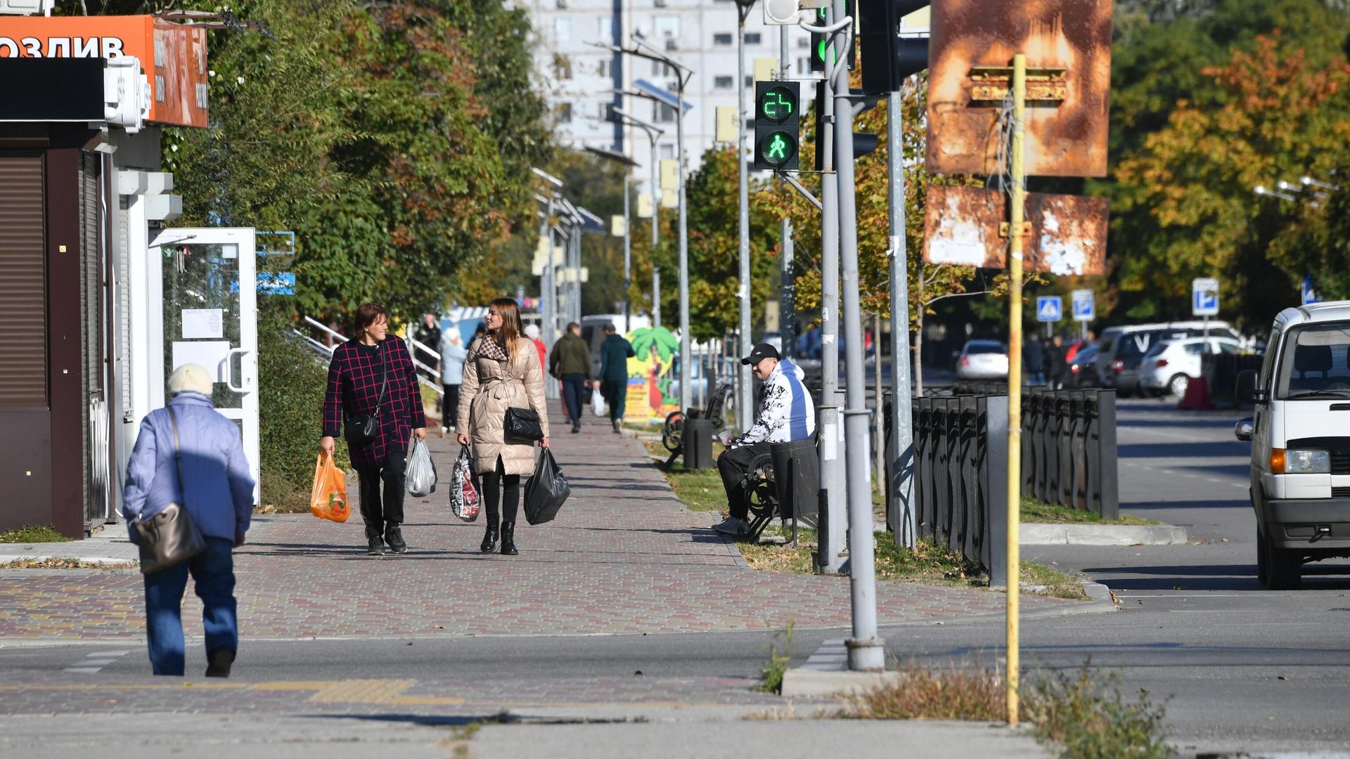 Люди на улице города Энергодар Люди на улице города Энергодар - РИА Новости, 1920, 31.10.2022