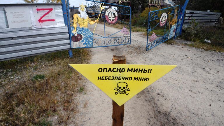 Табличка Опасно мины! у входа на территорию яхт-клуба Борисфен в Энергодаре Табличка Опасно мины! у входа на территорию яхт-клуба Борисфен в Энергодаре