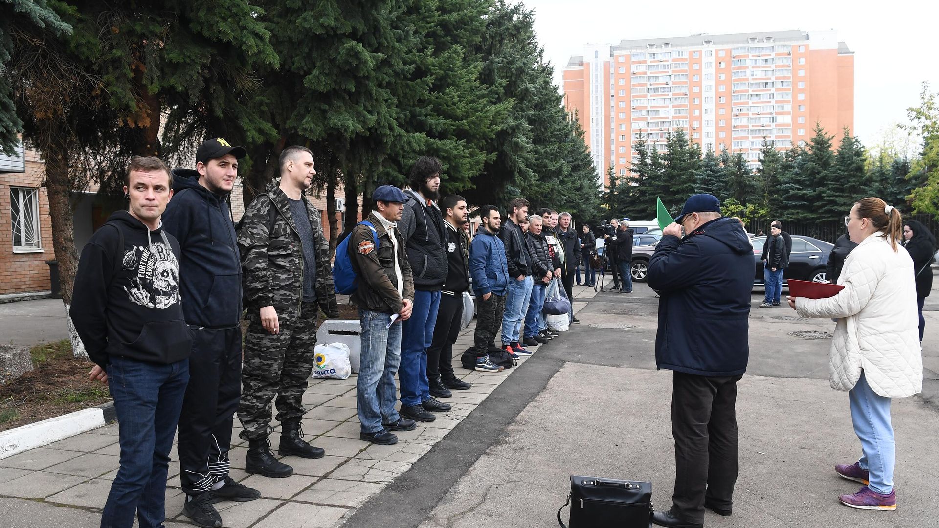 Мужчины, призванные на военную службу в ходе частичной мобилизации, на территории объединенного военного комиссариата Перовского района Москвы - РИА Новости, 1920, 17.10.2022